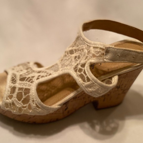 Women’s Beautiful American Eagle White Lace Sandals Summer Heels Size 6 - Picture 12 of 12